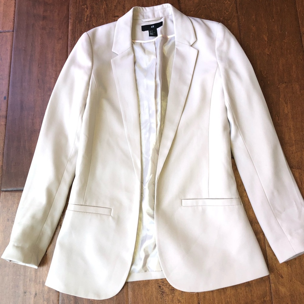 Excellent condition. Light tan silky blazer